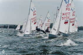 Od 28 węzłów do flauty. Zmienna aura nie zatrzymała Mistrzostw Polski w Pucku